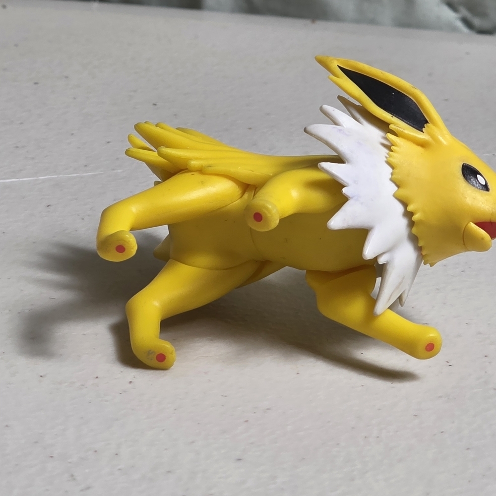 POKEMON JOLTEON Yellow and White Collectible Figure - Picture 2 of 7